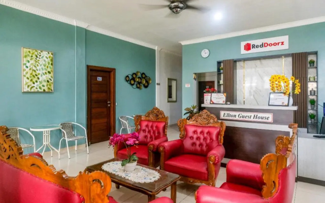 RedDoorz near Hermes Place Polonia Medan