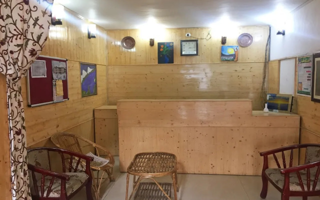 OYO 22456 Hotel Fifth Season