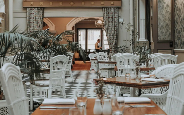 Hadley's Orient Hotel