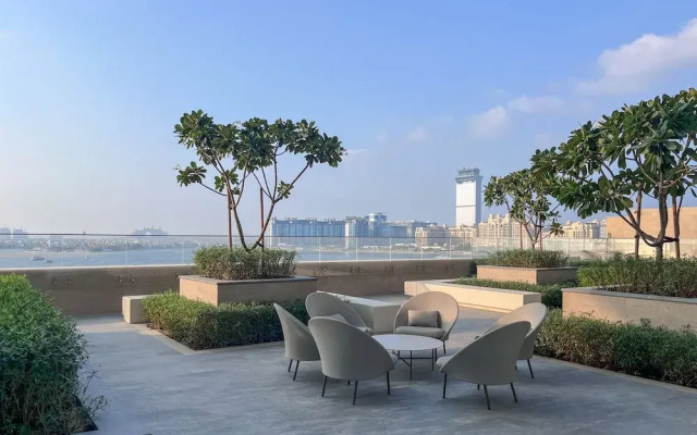 Modern 2BR w Direct Beach Access, Emaar Beachfront