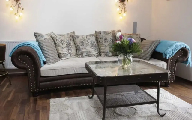 Tranquil Apartment Near Lake