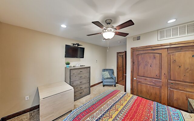 3987mant 3 Bedroom Condo