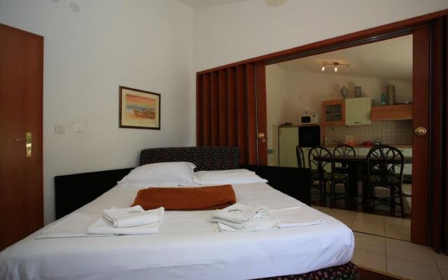 Apartment and Rooms Pansion Duba