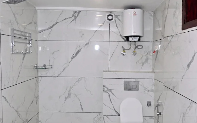 Hotel Golden By Admire Stay