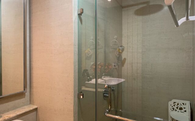 Minimalist Studio Room At Gold Coast Apartment