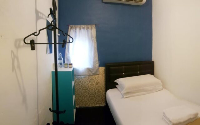 Monkey Motel & Café