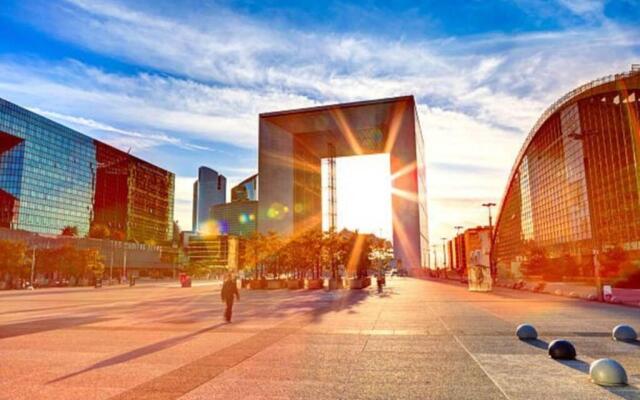 7 min Walk Metro Line 1-La Defense Charras