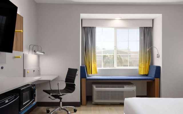 Microtel Inn & Suites by Wyndham Tracy