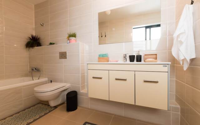 Artsy Modern Bright Apt in Bat Yam