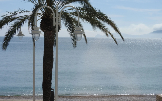 The Beach House - Studios & Suites