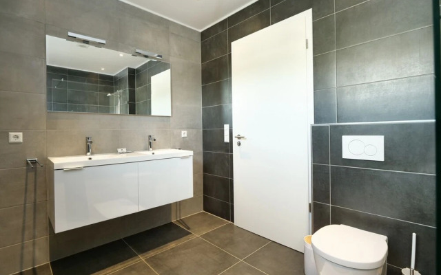 2BR Apt 100 m2 w Terrace Garden & Pkg