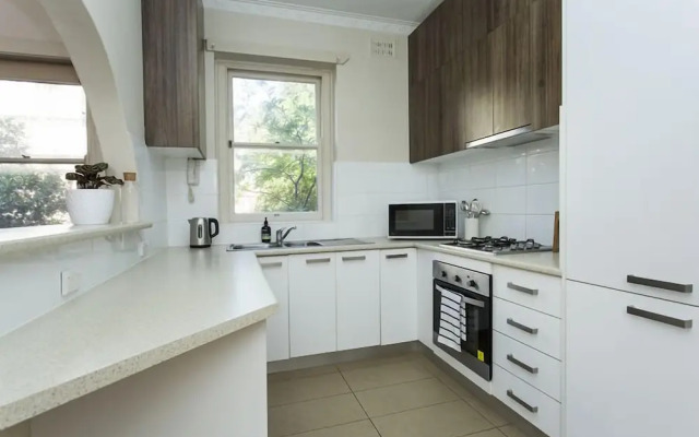 Bright Beachside Curlewis Apartment