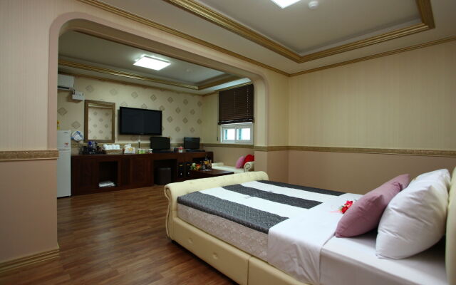 Q Hotel