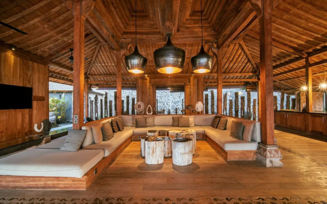 Palatial Wooden Villa, 4br, Lovina