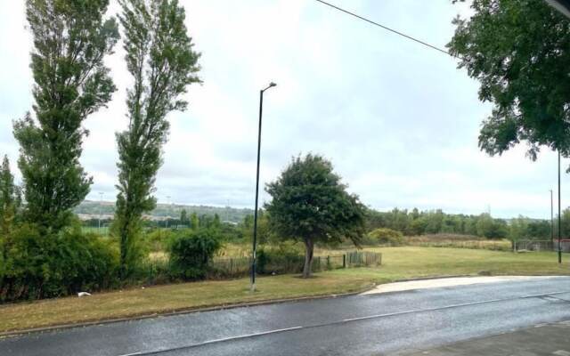 5star Serviced Homes- Free Wifi & Parking, Office