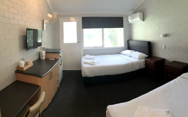 Bateau Bay Hotel