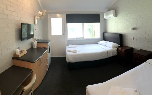 Bateau Bay Hotel