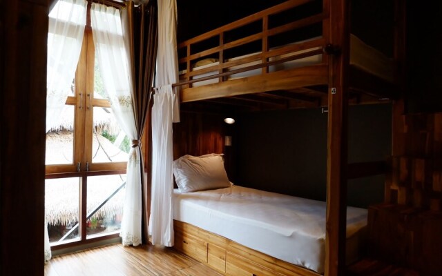 Bloom Cafe & Hostel Lipe