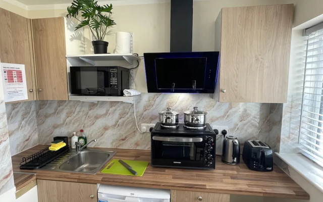 Spacious one Bedroom Apartment With Free Parking