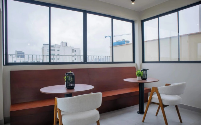 w Striking 1BR w Perfect Balcony Near Kennedy Park