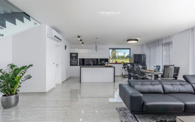 Amazing Holiday Home In Novigrad With Bubble Bath