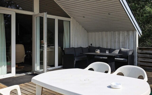 Vibrant Holiday Home in BlÃ¥vand near Sea