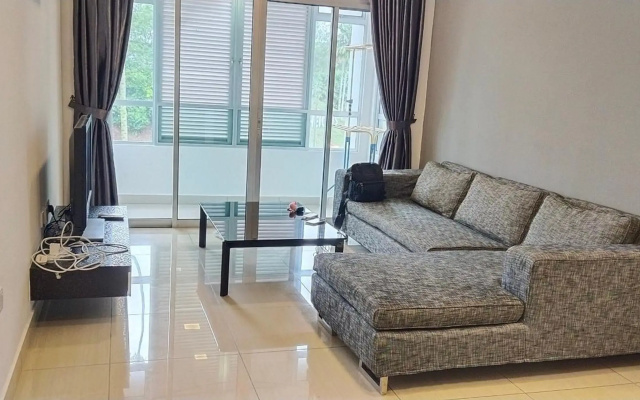 8pax Mount austin Midori Green homestay