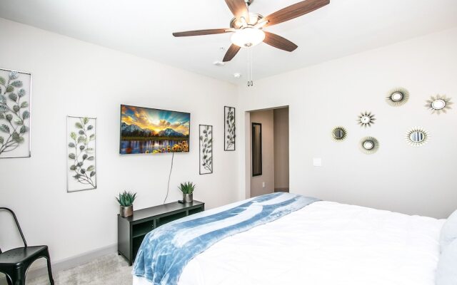 Rooftop Pool, Views, Close to Shops & Dining 1131