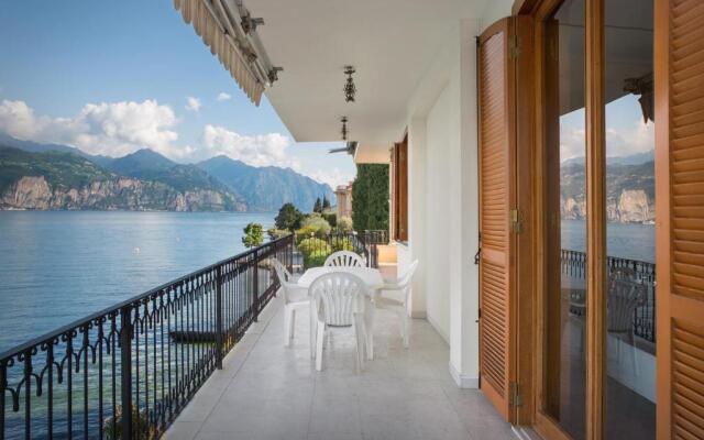 Villa Francesca-Grande appartamento in riva al lago