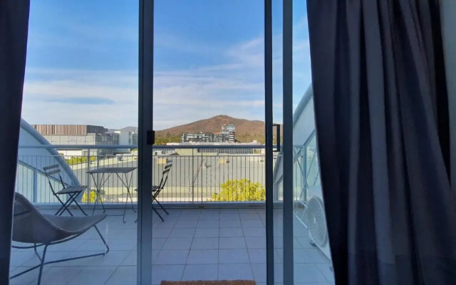 City Plaza in the heart of Canberra Centre! Private room in shared Apartment – Balcony – Canberra