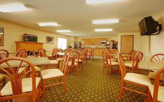 Syracuse Inn & Suites