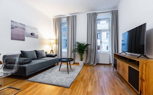 Spacious 3-room apt. 15 min to the city center