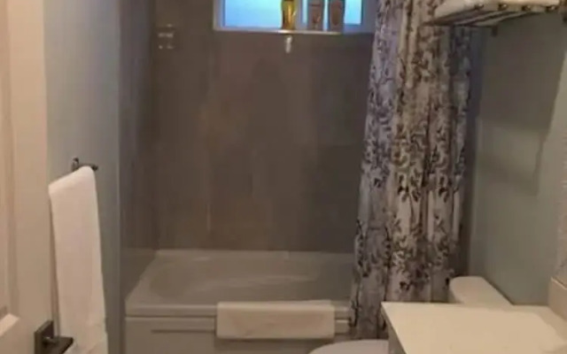 Arbutus Rose House by Elevate Rooms