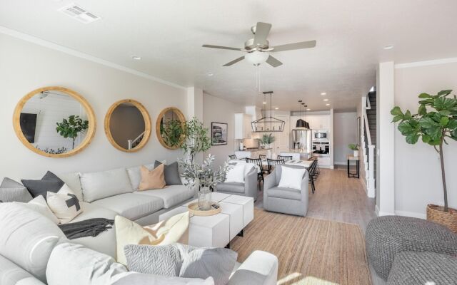 Poolside Escape At The Ledges