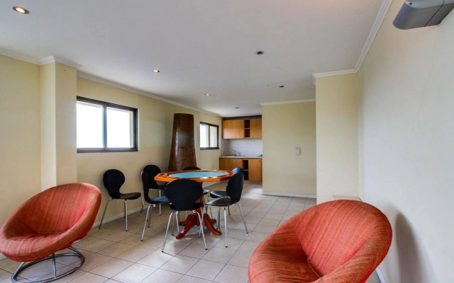 Urban Getaway Near the Sea