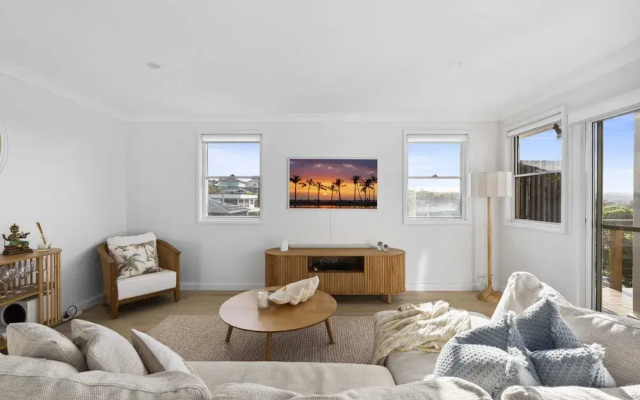Chic Coastal 1-bedroom Home With Balcony & BBQ