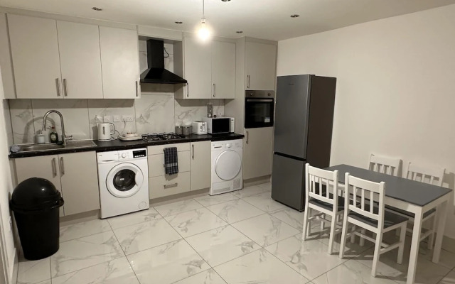6-bed 3-bath Home - Sleeps 14 & Free Parking