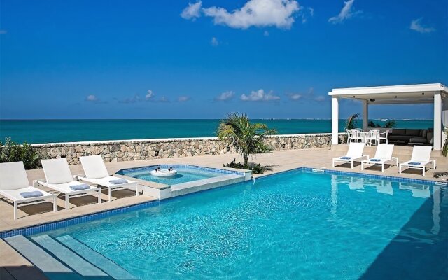 Beachfront Bliss, Pool, AC, Free Wifi, Concierge, Exclusive Terres Basses Location