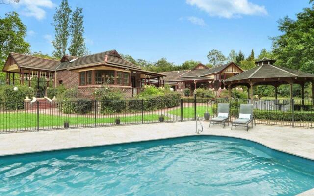 THE ELMS Berry Berry and Surrounds 4pm check out Sundays