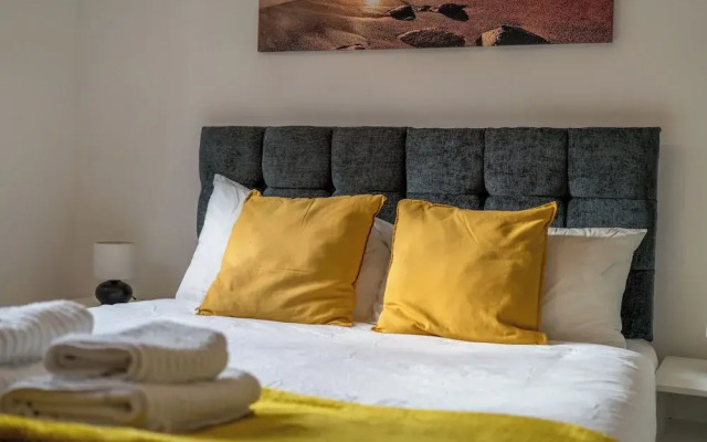 Spacious 1 Bedroom Apartment w/ Parking in Crawley