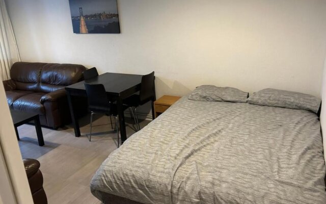 "room in Apartment - Normanton - Family Room With Balcony"
