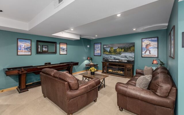 Peterson Acres 3 Bedroom Home by NW Comfy Cabins by RedAwning