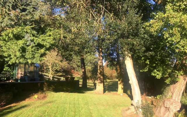 Squirrel Barn. Hi-spec. Hot tub & Wifi. Sleeps 14
