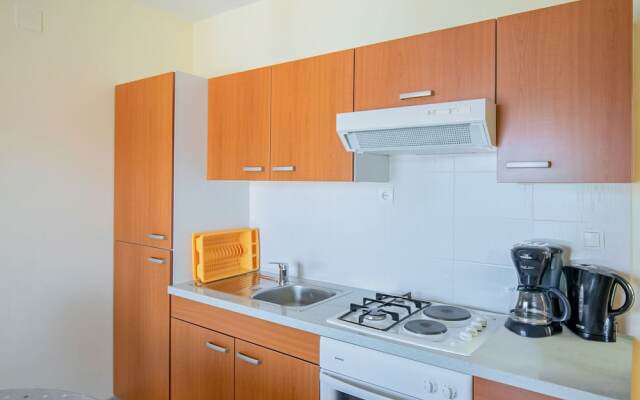 Restful Apartment in Mastrinka near Beach & Town Center