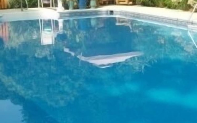 House of 1833 Bed & Breakfast & Gardens