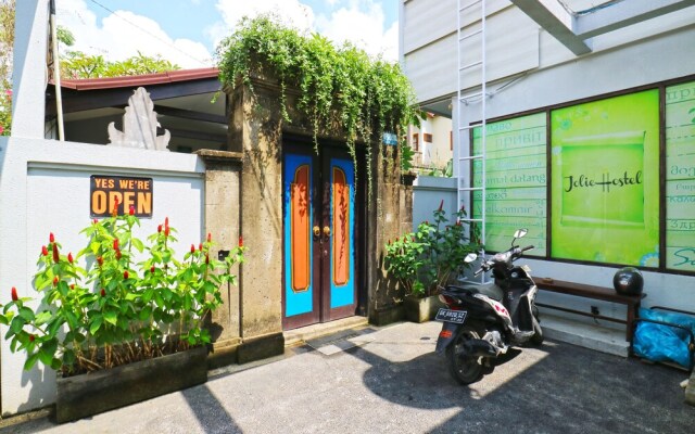 Jolie Hostel Jimbaran