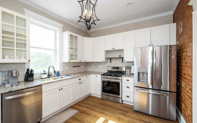 Ludlow Lodge w/ City Views