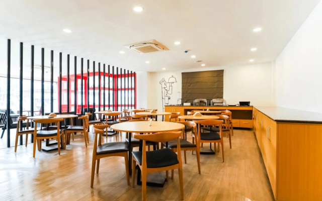 OYO Townhouse 311 Ekana Stadium