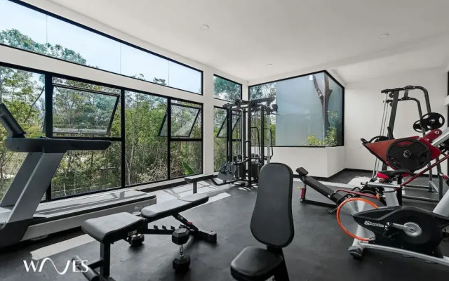 Spacious Loft w Garden View Pool Jacuzzi GYM