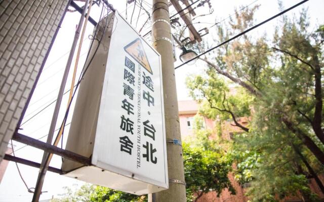 On My Way Taipei Youth Hostel